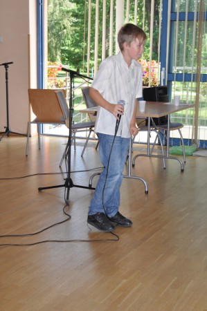 Míra Kaplan zpívá.